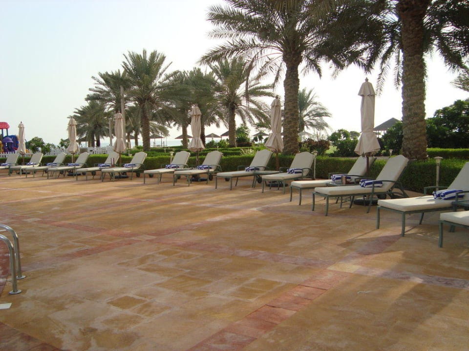 Am Pool - genügend Liegen Hotel Danat Jebel Dhanna Resort
