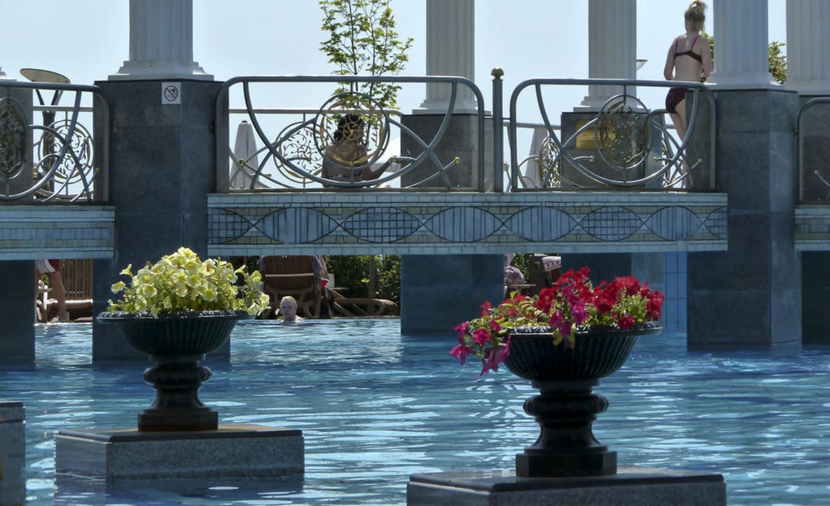 Schwimmen im Pool unter dem Tempel Helena Sands