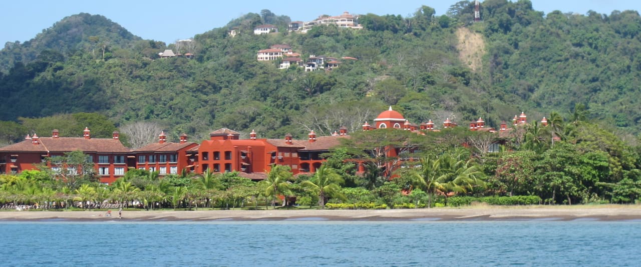 Blick vom Meer auf das Hotel Hotel Los Suenos Marriott Ocean & Golf Resort