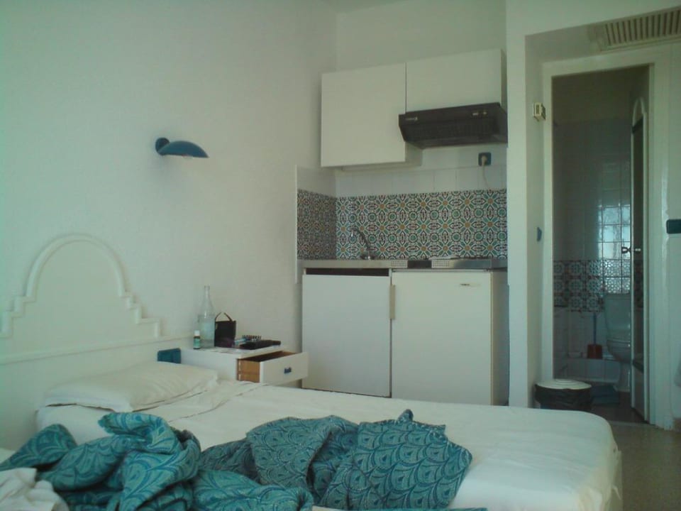 Unser Zimmer, Bett etwas unordentlich  Hotel El Menchia