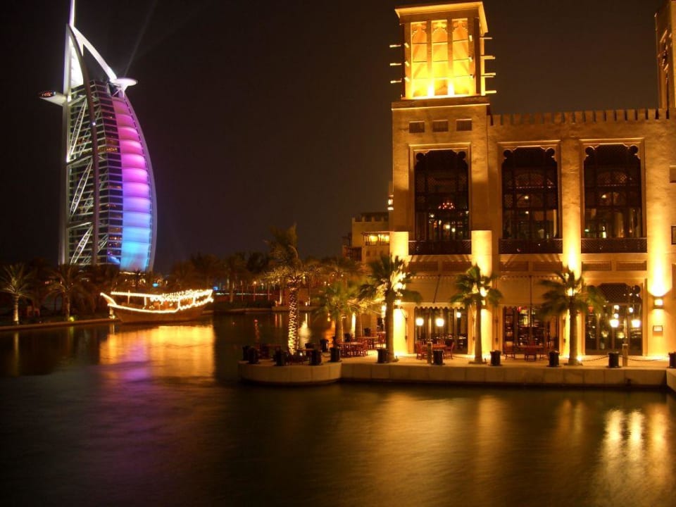 Das Hotel bei Nacht Jumeirah Mina Al Salam