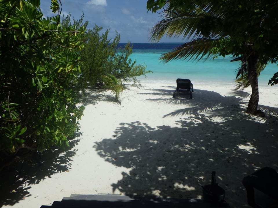 Ausblick von der Terrasse vor dem Bungalow Komandoo Island Resort & Spa - Adults only