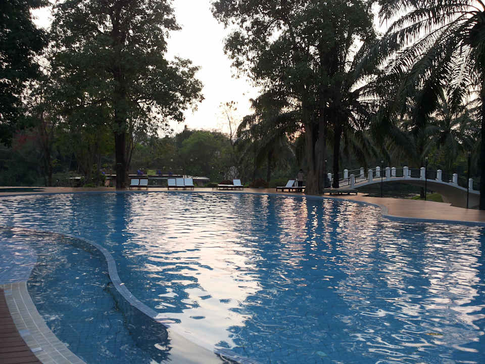 Pool in der Abenddämmerung Pung-Waan Resort & Spa Kwai Yai
