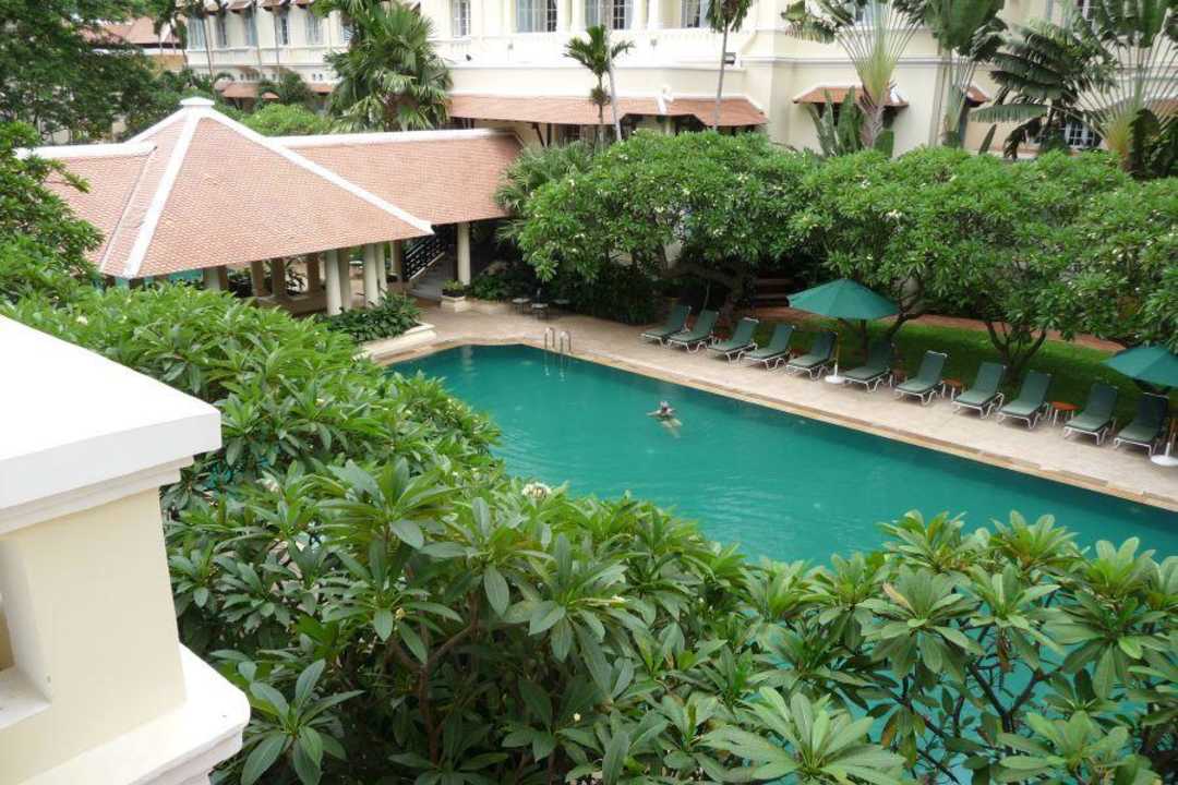 Blick aus dem Zimmer in den Innenhof Raffles Hotel Le Royal