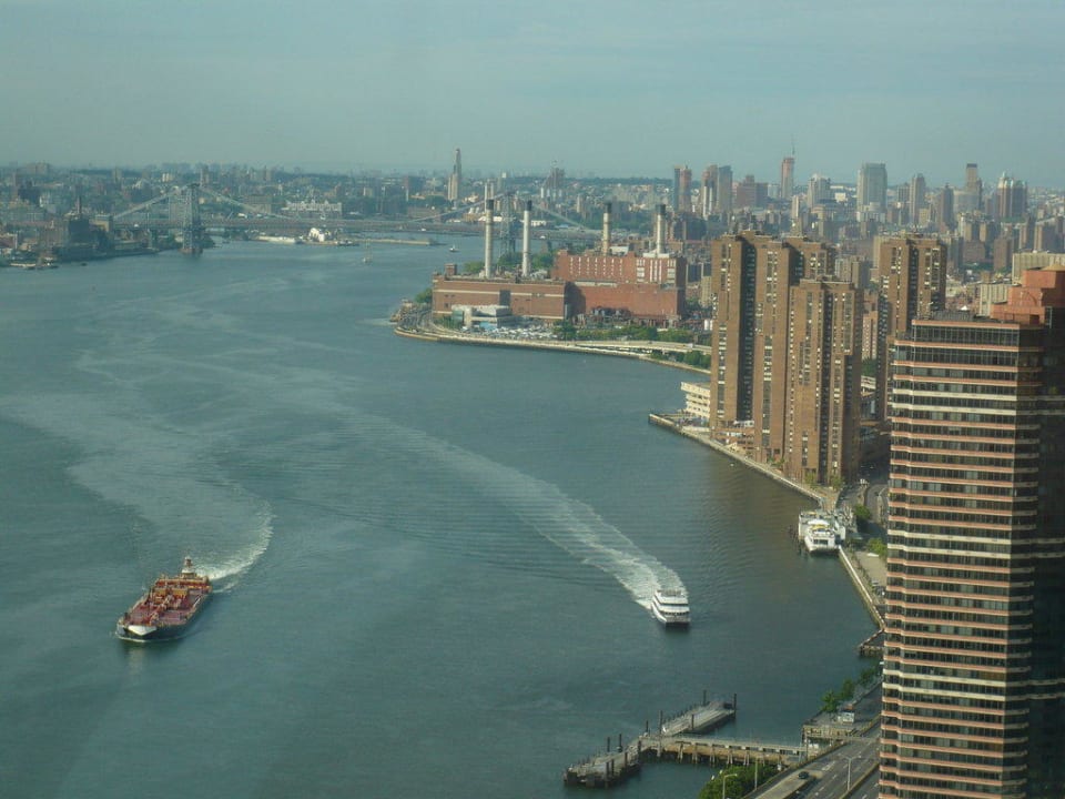 Ausblick aus dem Zimmer auf den River Millennium Hilton New York One UN Plaza