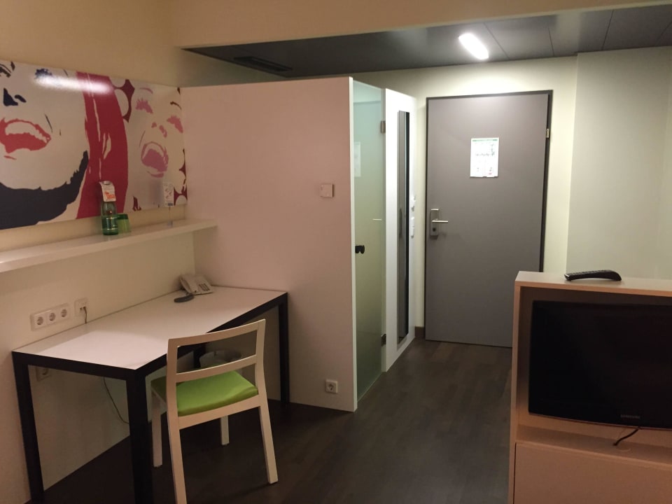 Begehbare Garderobe und Tisch Hotel Harry's Home Linz