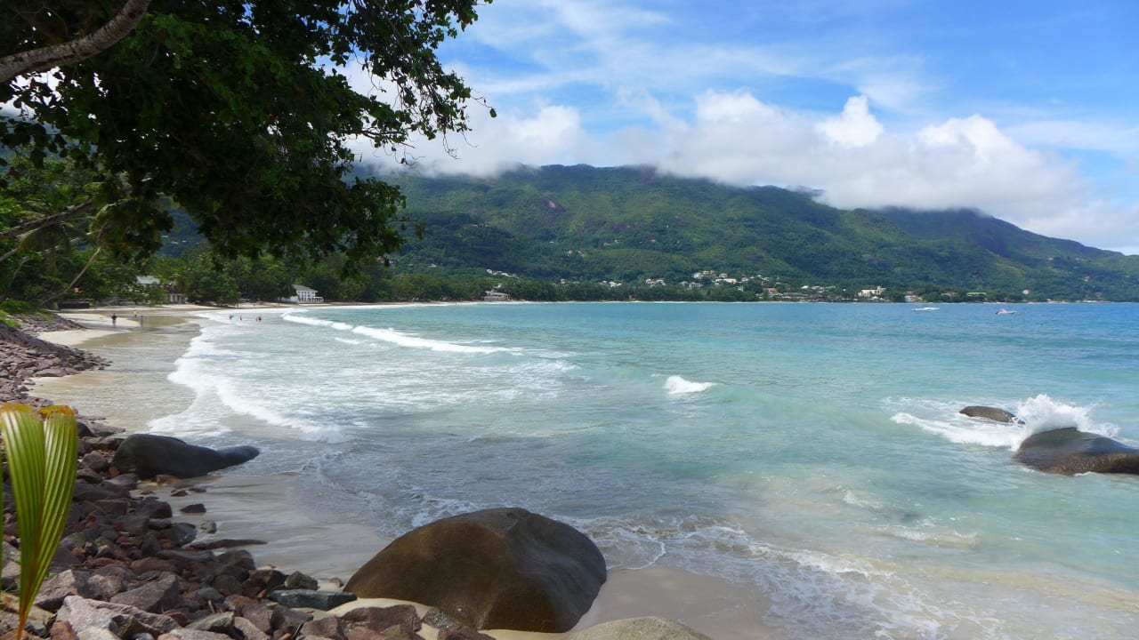 Blick vom Strand in die Bucht nach links Guesthouse The Beach House