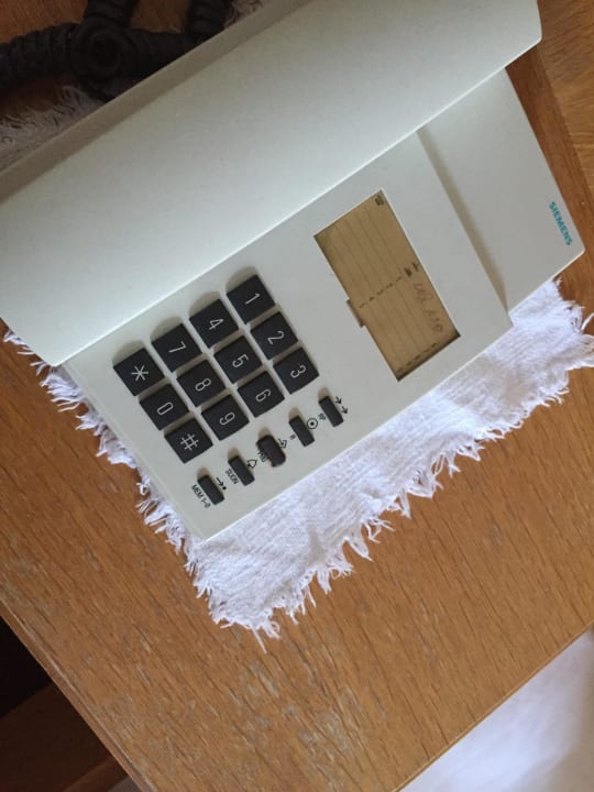 Abgewohnter Nachtisch mit uralt Telefon Panoramahotel Post