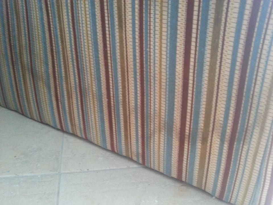 Vergammeltes Sofa Hotel Titanic Palace