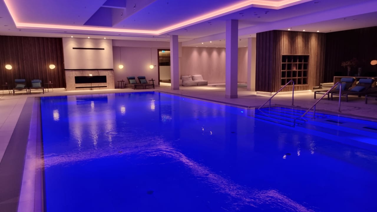 Pool the breeze - VELA Hotels