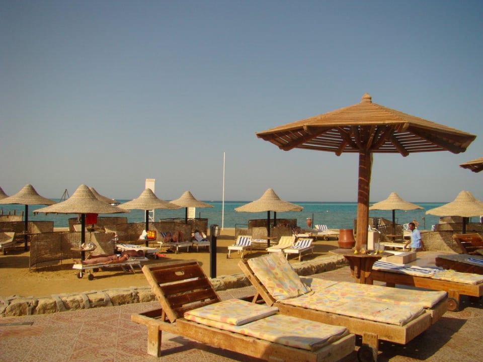 Leżaki przy basenie Riviera Aqua Park Resort