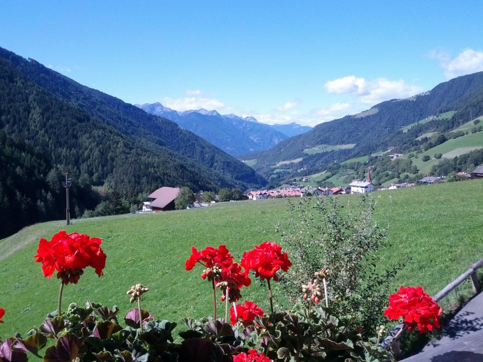 Blick vom Balkon ins Tal Hotel Bergschlössl