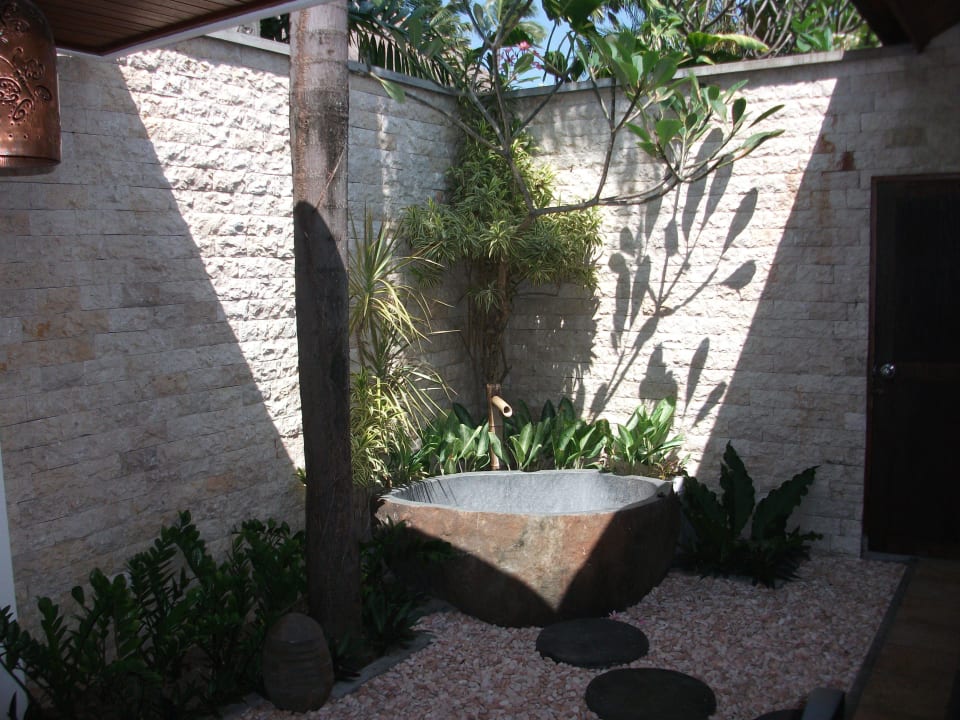 Garten mit Badewanne Zimmer 402 Bali Mandira Beach Resort & Spa