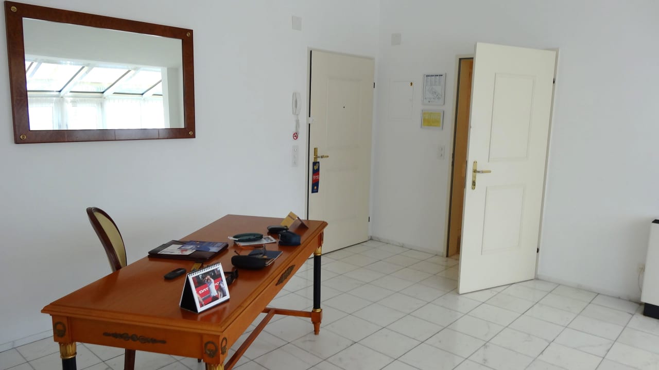 Minimalistische Einrichtung des Executive-Studios Villa Sassa