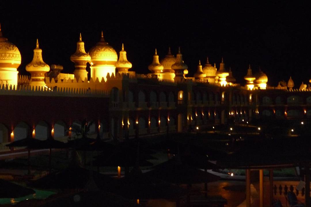 Poolanlage bei Nacht  Pickalbatros Alf Leila Wa Leila Resort - Neverland Hurghada