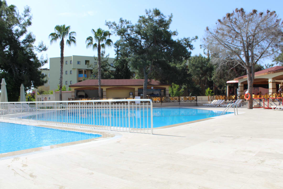 Widok na basen Hotel Serra Park