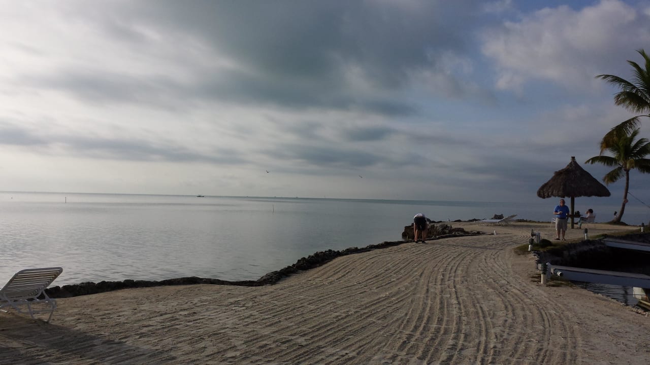 Über kleine Felsbucht kann man direkt ins Meer Hotel Chesapeake Resort