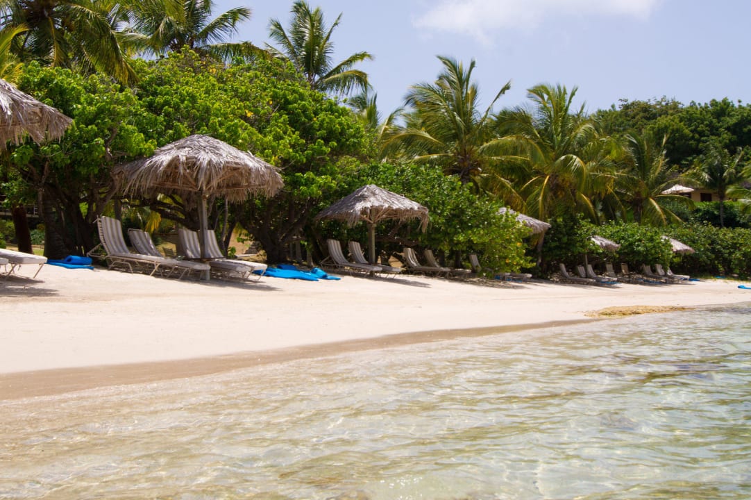 Liegestühle am Strand Hotel Little Dix Bay