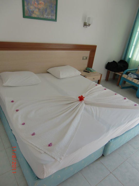 Nette Bettdekoration mit echten Blumenblüten Ölüdeniz Turquoise Hotel