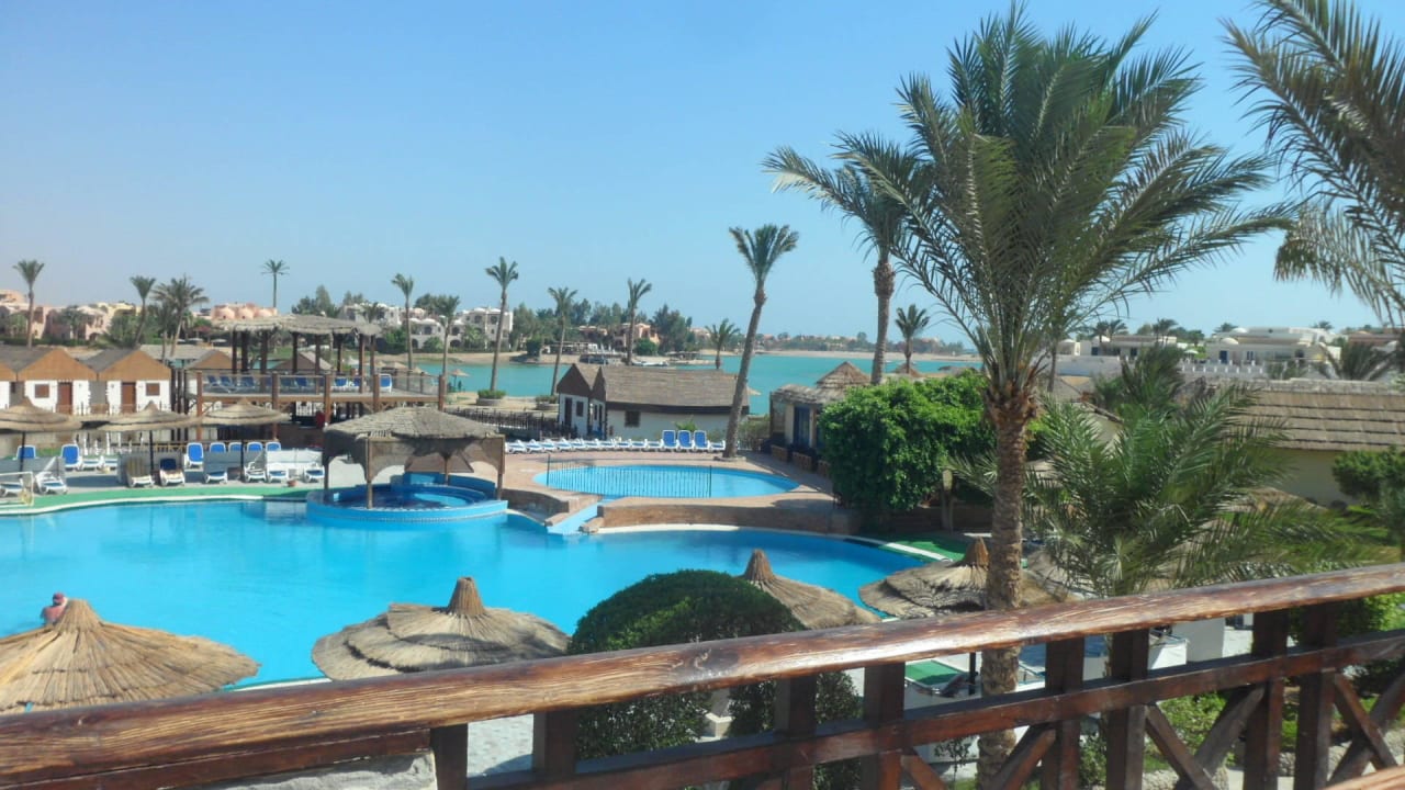 Вид с веранды на бассейн Panorama Bungalows Resort El Gouna