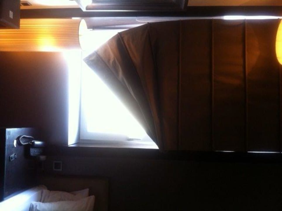 Kaputtes Rollo - keine hat sich drum gekümmert Quentin Design Hotel Berlin