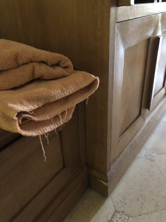 Abgeranzte Möbel und Handtücher Makadi Palace