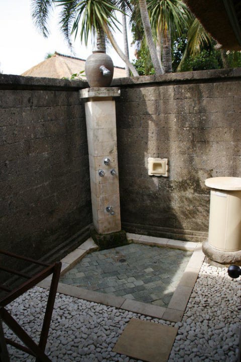 Geräumige Außendusche Puri Bagus Lovina