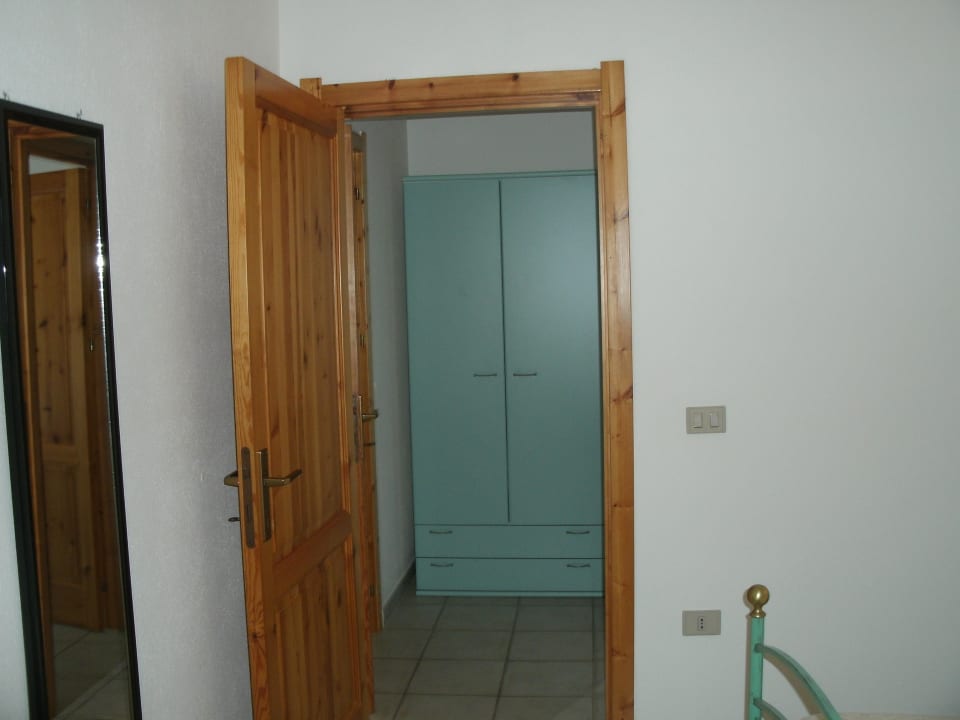 2. Kleiderschrank Apartments Badus