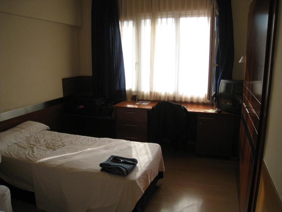 Bett und Schreibtisch Hotel Tres Torres Atiram
