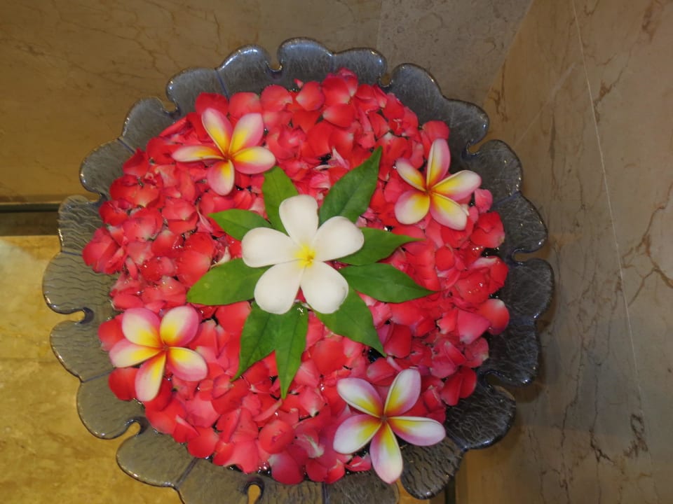 Blumenarrangement auf der Toilette Bo Phut Resort & Spa