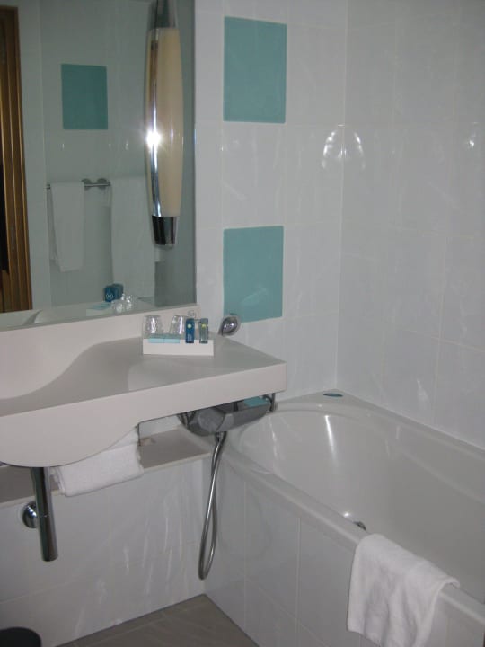 Kl. Bad mit Dusche und Wanne, WC separat Hotel Novotel London Excel