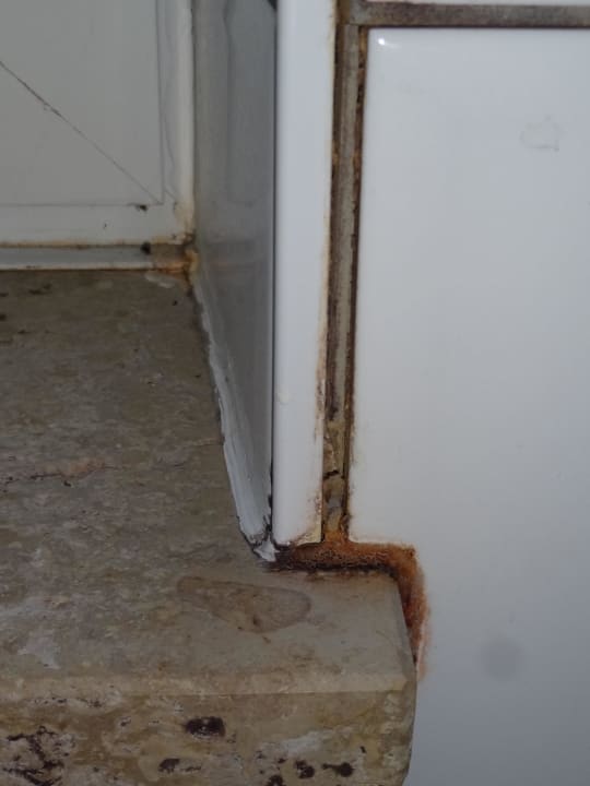 Schimmlige Fugen im Bad AKZENT Hotel Aufkirchen