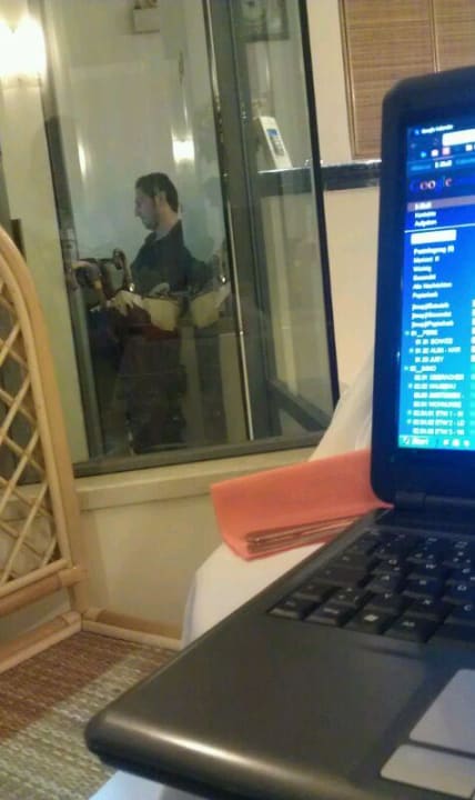 WLAN, im Hindergrund der Herr der Rezeption Hotel Sylesia