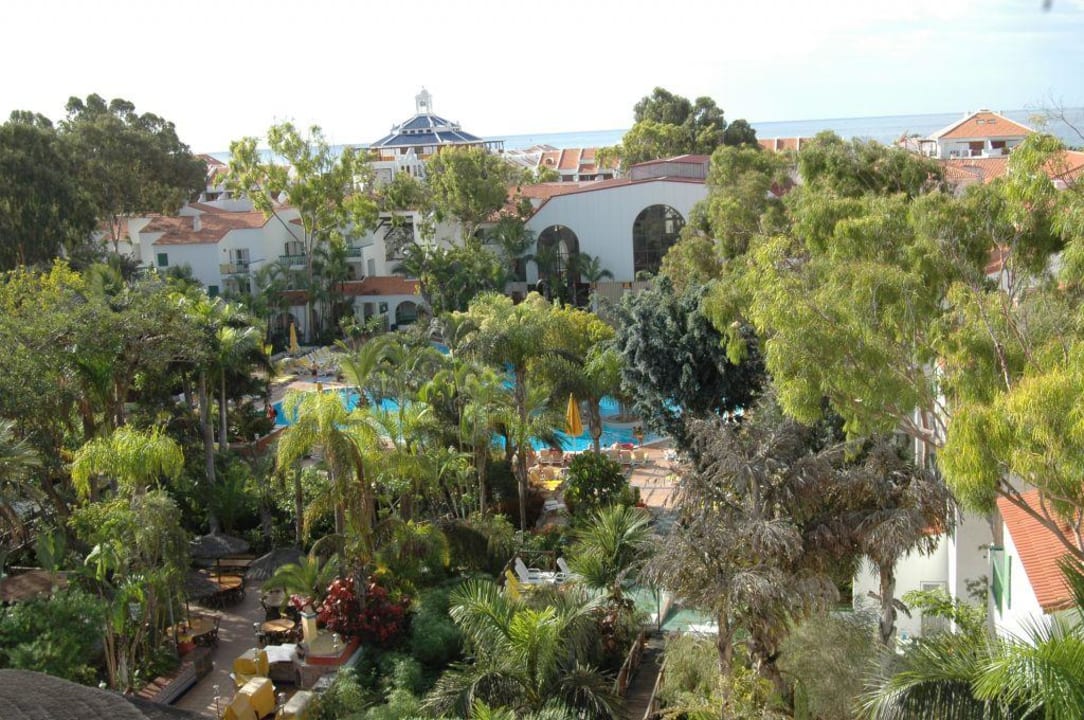 Gartenbereich mit Pool Park Club Europe