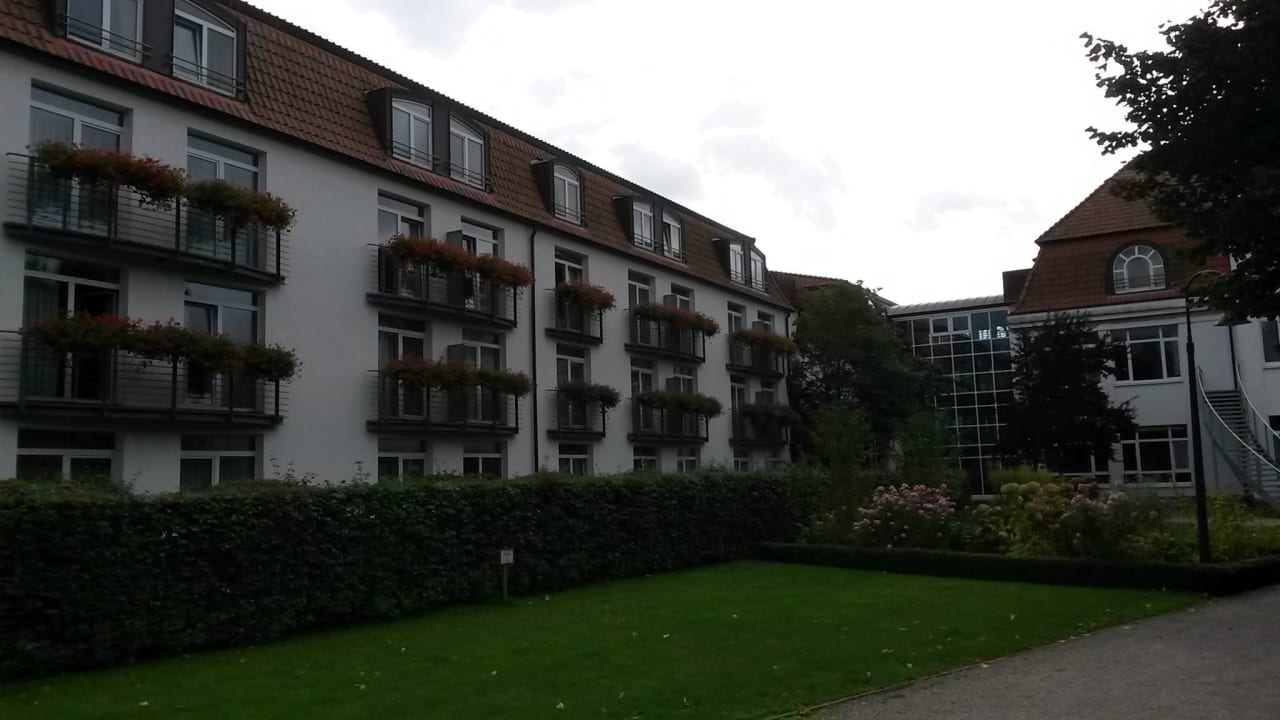 Blick vom Strand zum Hintereingang Seehotel Großherzog von Mecklenburg