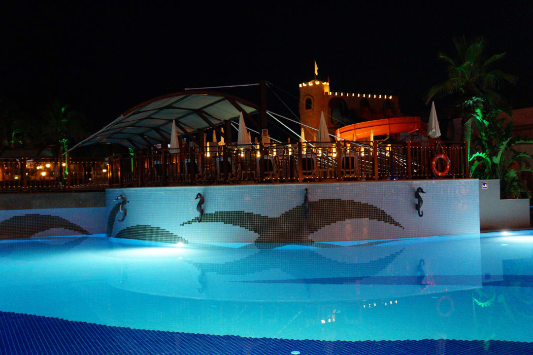 Pool mit Blick auf Rutschen Aydinbey Kings Palace & Spa