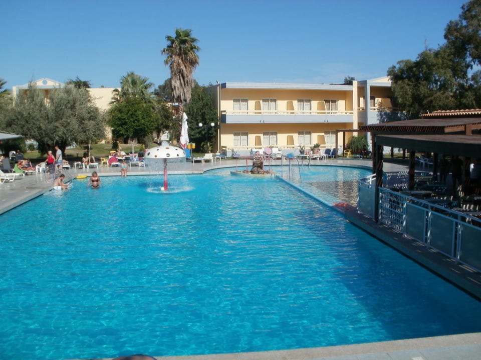Gesamtansicht Pool Hotel Golden Odyssey