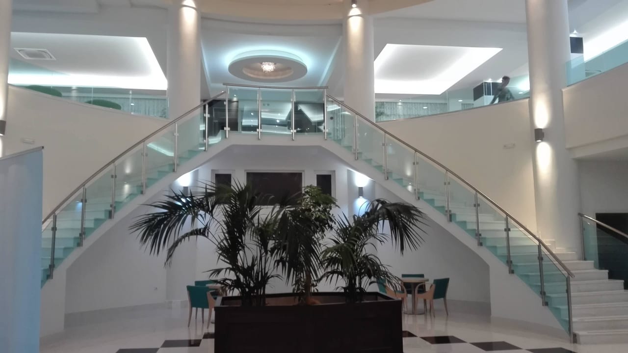 Eingang  Grand Blue Beach Hotel