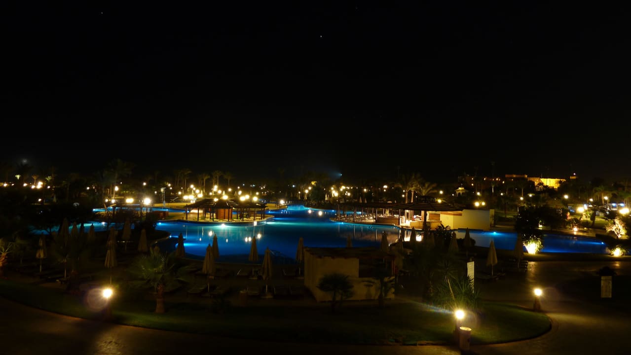 Poolanlage bei Nacht Steigenberger ALDAU Beach Hotel