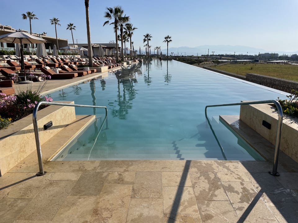 Pool The Royal Senses Resort, Curio Collection by Hilton