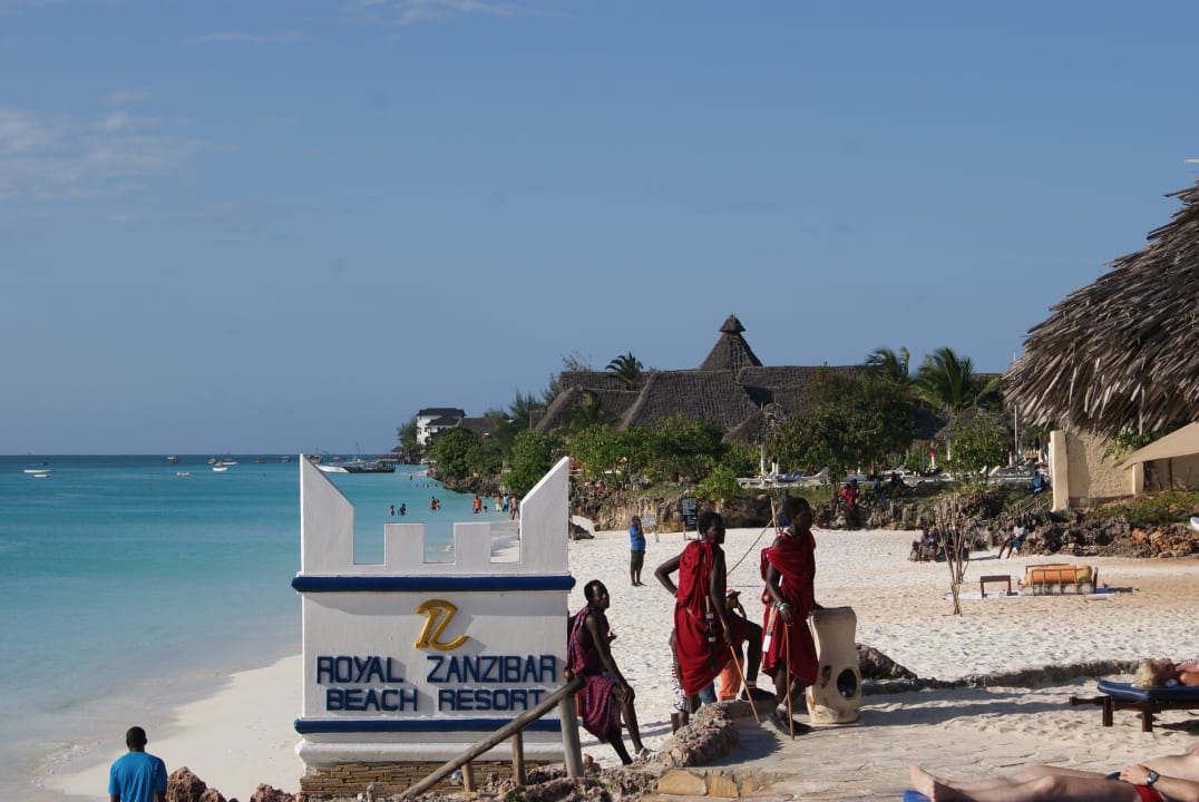 Hotelstrand mit Masai Royal Zanzibar Beach Resort