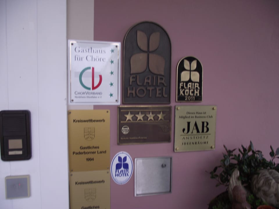 Vor dem Haupteingang Hotel Waldkrug