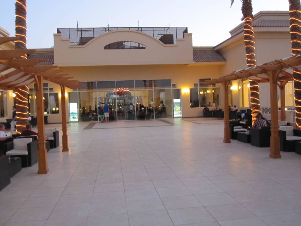 Gemütliche Sitzecken vor der Lobby Cleopatra Luxury Resort Makadi Bay