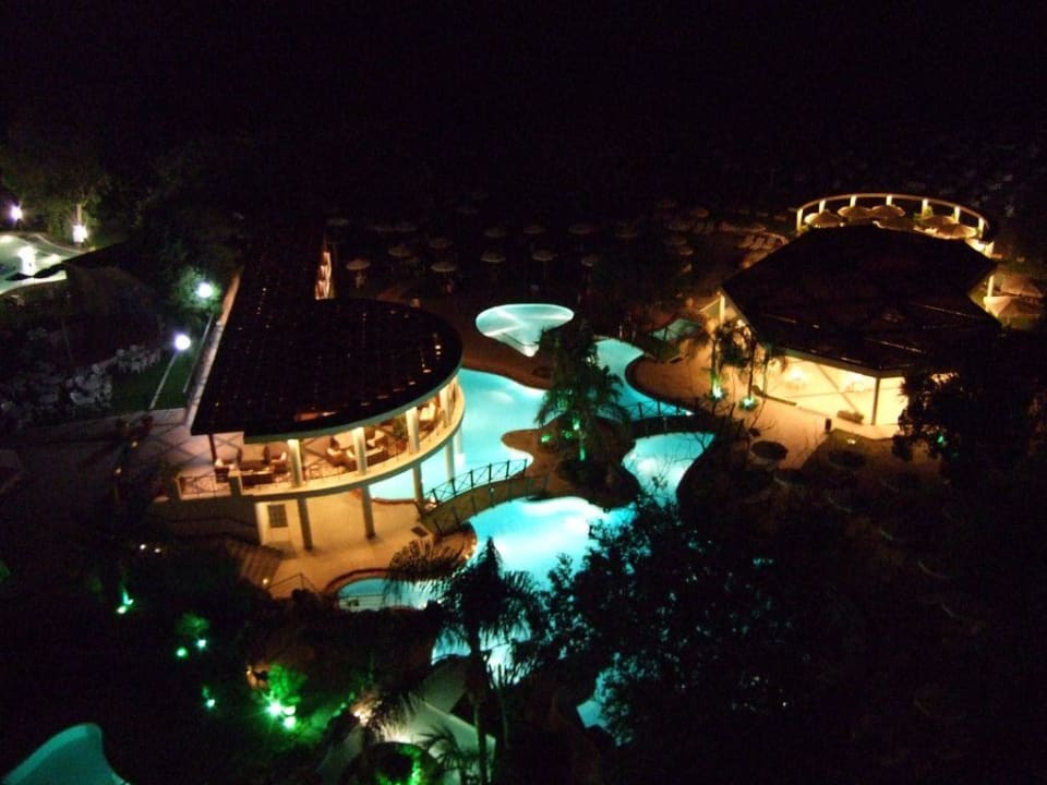 Pool-Landschaft bei Nacht Hotel Calypso Beach