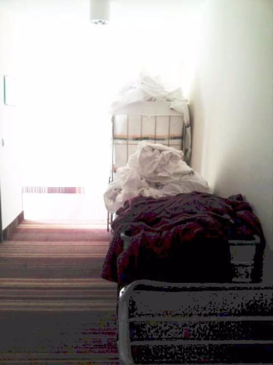Wäscheberge im Flurbereich Hotel Freizeit In