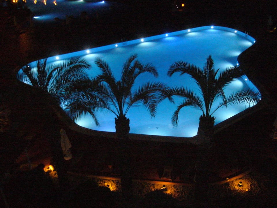 Poolanlage bei Nacht PALOMA Perissia