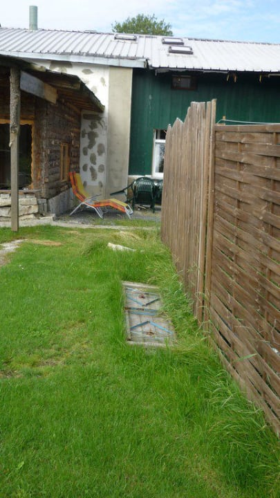 Man mäht halt um den Tisch herum Hotel Bayernstern