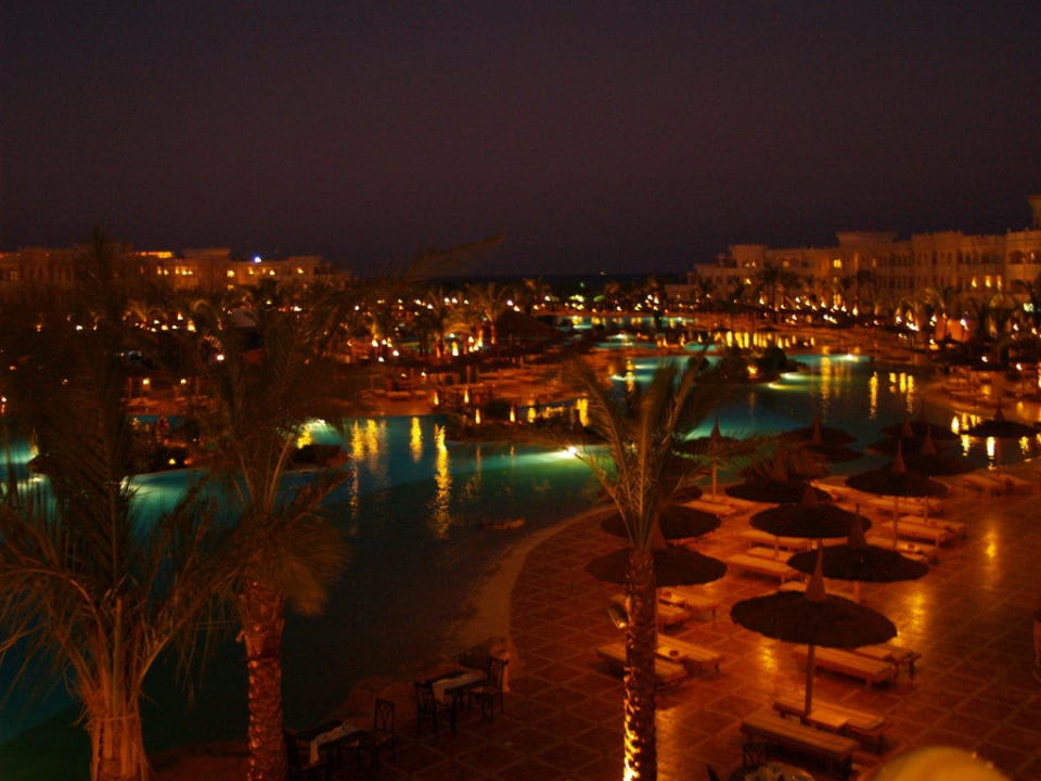 Poolanlage bei Nacht Pickalbatros Palace Resort