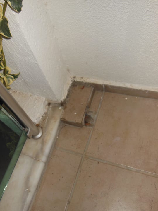 Kaputter Boden auf dem Balkon Hotel Turihan