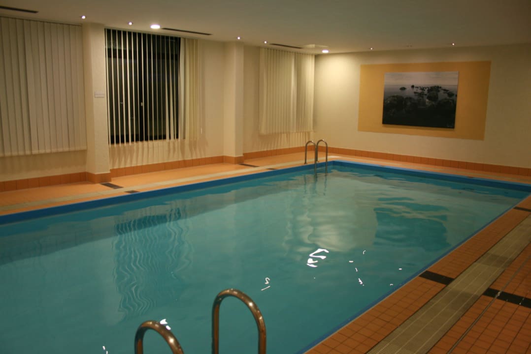 Pool Vienna House Easy by Wyndham Frankfurt Airport